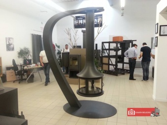 Дровяной камин LEA 998 центральный со стеклом в Казани
